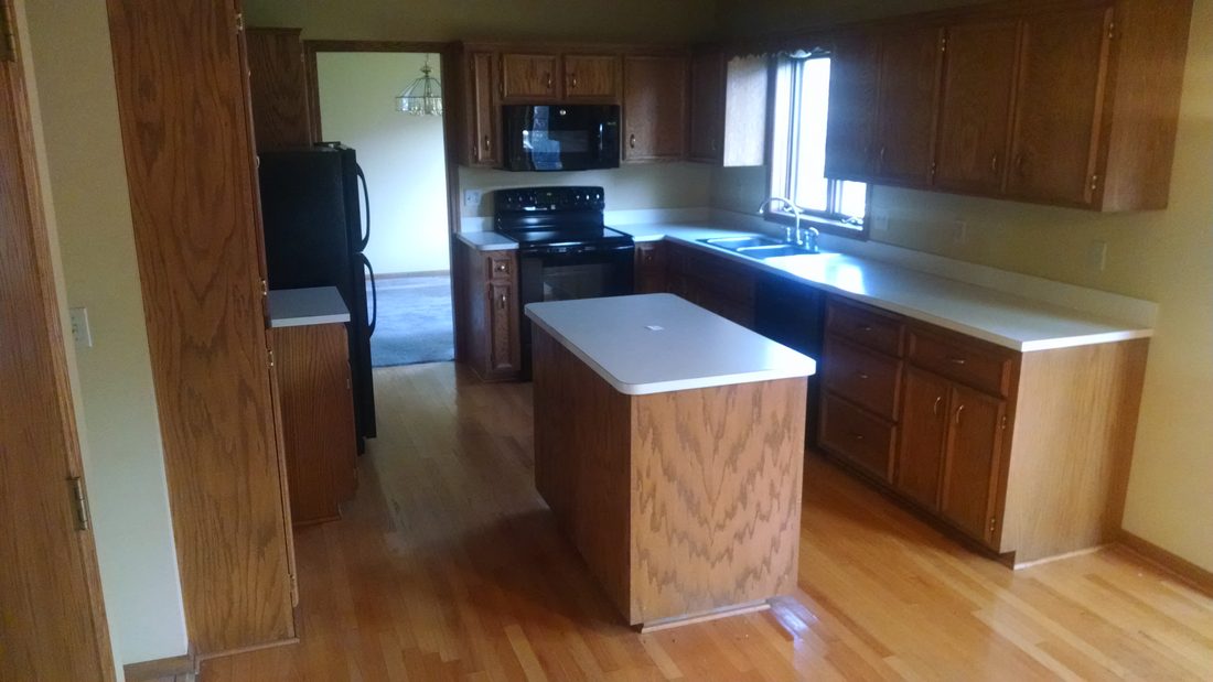 Original oak kitchen with peninsula before the remodel